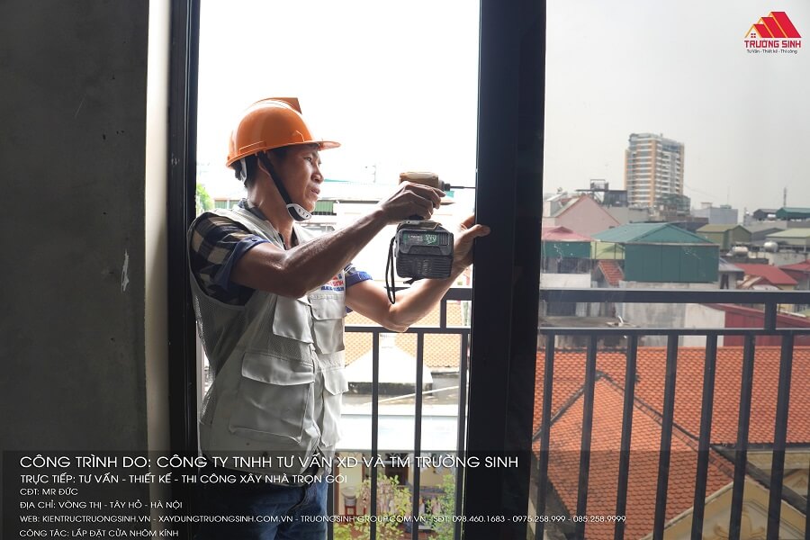 Sử dụng vít liên kết giữa các khung và tường